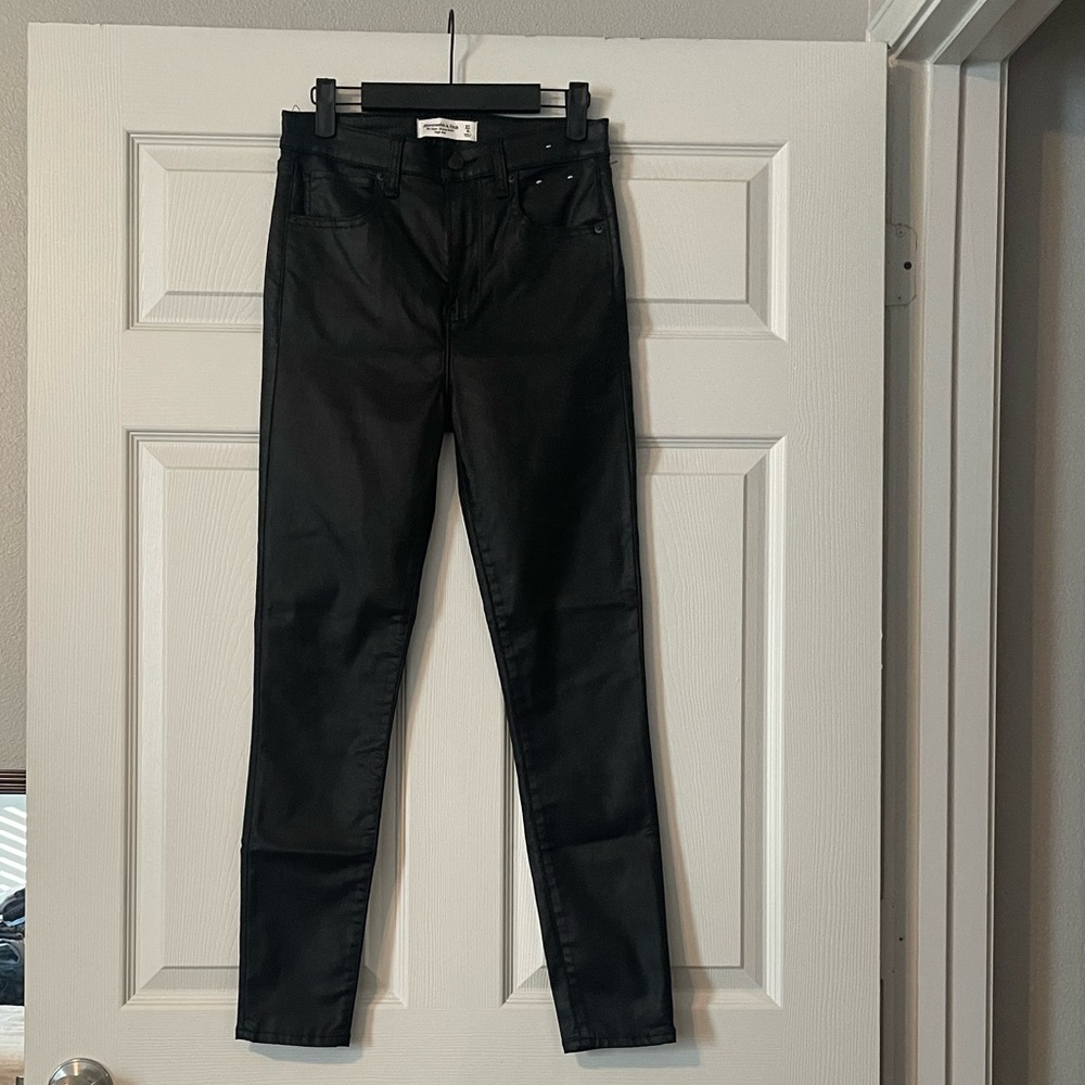 A&F • The Super Skinny Ankle High Rise Jeans - Black Coated